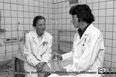 Ingrid Atterholm och Karin Norlin, infektionsläkare i Lund
Sjukhusfotograferna i Lund Pärm. Negativ, S/V. 1976. 135. Ingrid Atterholm och Karin Norlin. De tog vattenprover från patienter som drabbades av badfeber, en tidigare okänd allergisk alveolit. Det kunde aldrig fastställas vad som orsakade reaktionen, men sjukdomen beskrevs i Lancet 1977, oktober 1, sid. 684-686A. Från negativ
Nyckelord: Lasarett;Lund;Universitetssjukhus;USiL;Universiteet;Infektion;Epidemiologi;Badfeber