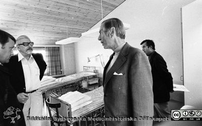 Administratörer på besök på Norra Sjukhuset i Lund 1976
Sjukhusfotograferna i Lund. Pärm negativ, S/V. 1976.	126. Visning av norra sjukhuset. Från vänster Bernt Peterson, vid bildens tidpunkt planeringssekreterare vid MLL och projektledare för planeringen av Norra sjukhuset och senare direktör för Orupssjukhuset. Därefter Nils Brundin, driftansvarig för sjukhemmen inom MLL, så länge som dessa direktadministrerades från landstingskansliet. Sedan professor Olle Olsson och sjukhusdirektören i Lund, P.-O. Hallquist. Från negativ.
Nyckelord: Lasarett;Lund;Universitet;Universitetssjukhus;USiL;Norra;Långvård;Geriatrik