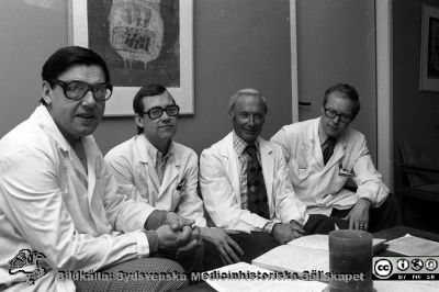 Stig Bengmark och medarbetare på kirurgiska kliniken i Lund 1976
Sjukhusfotograferna i Lund Pärm. Negativ, S/V. 1976. 55. Från vänster professor Stig Bengmark, kirurgen Bengt Börjesson (senare överläkare i Halmstad), en gästande professor (engelsk?) och kirurgöverläkaren Göran Göransson. Foto 2/4-76. Från negativ
Nyckelord: Lasarett;Lund;Universitet;Universitetssjukhus;USiL;Kirurgisk;Klinik