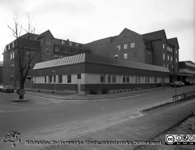 Nya kvinnokliniken 1976
Sjukhusfotograferna i Lund. Pärm negativ, S/V. 1976.	34. Nya kvinnokliniken, i den för sitt nya ändamål grundligt renoverade och utökade ortopediska kliniken från 1930-talet. Fasader mot öster (mot ögonkliniken) och norr (mot C-blocket). Från negativ.
Nyckelord: Lund;Lasarettet;Universitet;Universitetssjukhus;USiL;KK;Kvinnoklinik;Gynekologi;BB;Barnbördshus