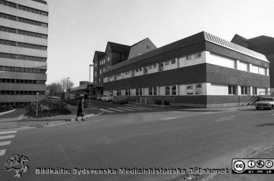 Nya  kvinnokliniken 1976
Sjukhusfotograferna i Lund. Pärm negativ, S/V. 1976. 32.  Nya  kvinnokliniken, ursprungligen byggd som ortopedisk klinik i början på 1930-talet, och nu nyrenoverad och utökad. Foto från nordväst från dåvarande radiologiska klinikens patientingång. Lasarettets centralblock till vänster i bild. Från negativ
Nyckelord: Lasarett;Lund;Universitet;Universitetssjukhus;USiL;Kirurgisk;Kvinnoklinik;Gynekologi;Barnbördsklinik;BB