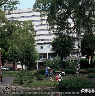Parken vid reumatologiska klinikens östra gavel
Sjukhusfotograferna i Lund. Diabilder, UNS, 1970-talet efter 1972/73 då ögonklinikens översta balkong byggdes in. 26256. Vy norrut mot ögonkliniken och C-blocket. Ankdammen skymtar i bildens nedre kant. Från positiv
Nyckelord: Lasarett;Lund;Universitet;Univeristetssjukhus;USiL;Centralblocket;Ögon;Klinik;Oftalmologi