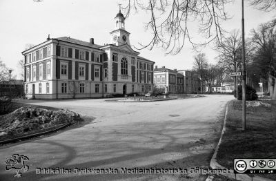 Huvudbyggnaden på St Lars sjukhus i Lund 1979
Sjukhusfotograferna i Lund. Pärm negativ, 1979:1. 43. St. Lars, huvudbyggnaden. Fasad mot öster.79-03-28. Från negativ
Nyckelord: Lasarettet;Lund;Universitetssjukhus;USiL;St Lars;Park;Psykiatrisk;Klinik