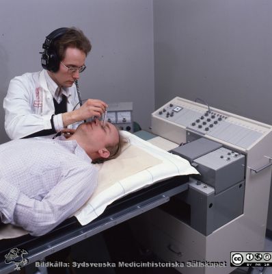 En tidig ultraljudsundersökning 1979
Sjukhusfotograferna i Lund. Pärm negativ, 1979:1. Neurologen Bo Norrving  gör ultraljudsdoppler på A. oftalmica, den första i Skandinavien. "Patienten" är en kollega, Kjeld Hougaard. 45. 79-04-23. Från positiv.
Nyckelord: Lasarettet;Lund;Universitetssjukhus;USiL;Ultraljud;Undersökning;Doppler;Laboratorium