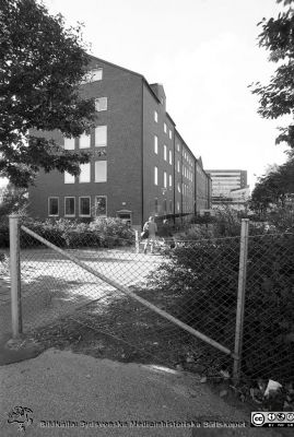 Psykiatriksa kliniken
Sjukhusfotograferna i Lund. Pärm negativ, 1979:1. 61. Vy västerut längs norrfasaden, från Sölvegatan. Från negativ
Nyckelord: Lasarettet;Lund;Universitetssjukhus;USiL;Psykiatrisk;Klinik