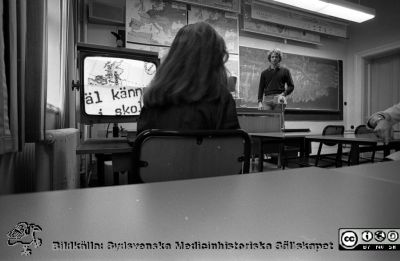 Synskadad elev övar vid en intern-TV-anläggning på sin skola. 
Sjukhusfotograferna i Lund. Pärm negativ, 1979:1. 63. 64. 79:1. Från negativ
Nyckelord: Lasarettet;Lund;Universitetssjukhus;USiL;Syncentral;Ögon;Oftalmologi;Hjälpmedel;Magnivision