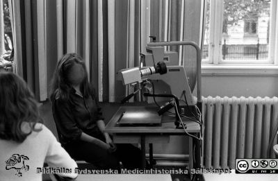 Synskadad elev vid en intern-TV-anläggning på sin skola
Sjukhusfotograferna i Lund. Pärm negativ, 1979:1. 63. 64. Synskadad elev vid en intern-TV-anläggning på sin skola, då ett ultramodernt hjälpmedel. 79:1. Från negativ
Nyckelord: Lasarettet;Lund;Universitetssjukhus;USiL;Syncentral;Ögon;Oftalmologi;Hjälpmedel;Magnivision