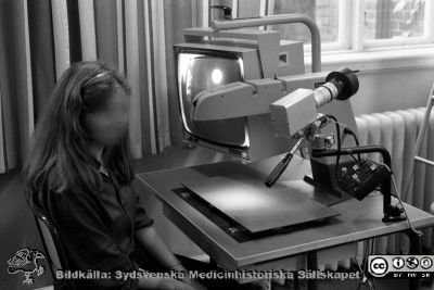 Synskadad elev vid en intern-TV-anläggning på sin skola
Sjukhusfotograferna i Lund. Pärm negativ, 1979:1. 63. 64. Synskadad elev vid en intern-TV-anläggning på sin skola, då ett ultramodernt hjälpmedel. 79:1. Från negativ
Nyckelord: Lasarettet;Lund;Universitetssjukhus;USiL;Syncentral;Ögon;Oftalmologi;Hjälpmedel;Magnivision