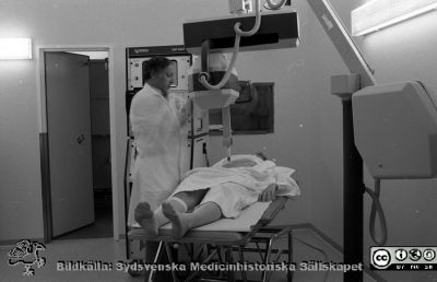 Kanske röntgenläkaren Julian Willner som gör en ultraljudsundersökning. 
Sjukhusfotograferna i Lund. Pärm negativ, 1979:1. 70. Från negativ.
Nyckelord: Lasarettet;Lund;Universitetssjukhus;USiL;Bild;Ultraljud;Röntgen;Diagnostik