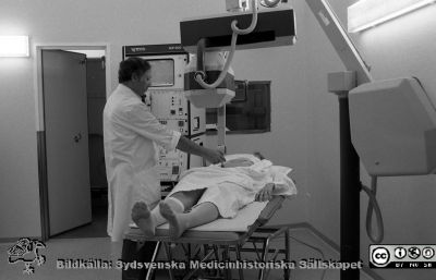 Kanske röntgenläkaren Julian Willner som gör en ultraljudsundersökning
Sjukhusfotograferna i Lund. Pärm negativ, 1979:1. 70. Kanske röntgenläkaren Julian Willner som här gör en ultraljudsundersökning. Från negativ.
Nyckelord: Lasarettet;Lund;Universitetssjukhus;USiL;Bild;Ultraljud;Röntgen;Diagnostik