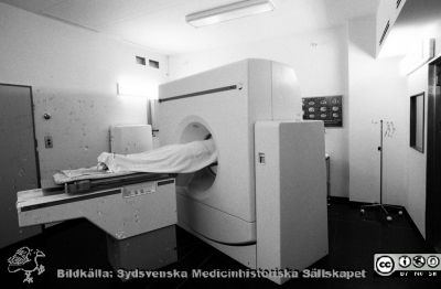 Undersökning i en tidig CT-apparat
Sjukhusfotograferna i Lund. Pärm negativ, 1979:1. 70. Undersökning i en tidig Philips Tomoscan CT-apparat. Från negativ
Nyckelord: Lasarettet;Lund;Universitetssjukhus;USiL;CT;Röntgen;Diagnostik;Rtg