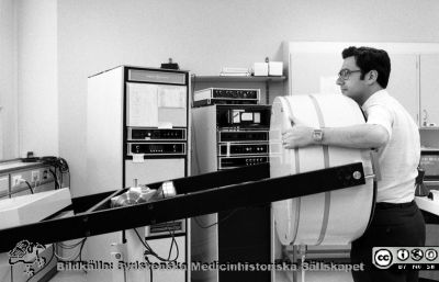 En gammakamera på kliniskt fysiologiska laboratoriet
Sjukhusfotograferna i Lund. Pärm negativ, 1979:1. 71. Professor William 'Bill' Strauss från USA som statist vid apparaten. Han var vid denna tid gästforskare i Lund. Från negativ.
Nyckelord: Lasarettet;Lund;Universitetssjukhus;USiL;Klinsik;Fysiologi;Laboratorium;Gamma;Kamera;Isotop