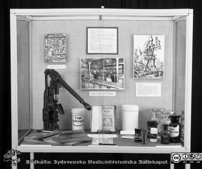 Medicinhistorisk utdställningsmonter 1976
Sjukhusfotograferna i Lund. Pärm Negativ, S/V. 1976. 149. Medicinhistorisk monter 76. Apoteksutrusning från förr. Från negativ. 
Nyckelord: Lasarettet;Lund;Universitet;Universitetssjukhus;USiL;Medicinhistoria;Utställning;Monter;Apotek;Farmaci;Teknik;Tablett;Pulver;Piller