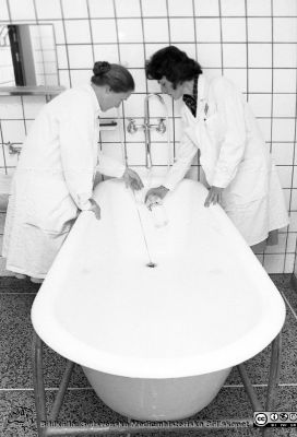 Ingrid Atterholm och Karin Norlin tar vattenprover när de försökte utröna badfeberns orsaker
Sjukhusfotograferna i Lund Pärm. Negativ, S/V. 1976. 135. Ingrid Atterholm och Karin Norlin. De tog vattenprover hemma hos patienter som drabbades av badfeber, en tidigare okänd allergisk alveolit. Det kunde aldrig fastställas vad som orsakade reaktionen, men sjukdomen beskrevs i Lancet 1977, oktober 1, sid. 684-686A. Från negativ
Nyckelord: Lasarett;Lund;Universitetssjukhus;USiL;Universiteet;Infektion;Epidemiologi;Badfeber
