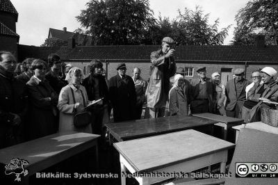 Auktion utanför gamla kvinnokliniken 1976
Sjukhusfotograferna i Lund. Pärm Negativ, S/V. 1976. 133. Gamla kvinnokliniken från 1918 har tömts, och nu håller sjukhuset offentlig auktion på inventarier som inte gått att använda på den nya kliniken vid centralblocket. Mycket var slitet, men det fanns också goda fynd att göra. Från negativ. 
Nyckelord: Lasarettet;Lund;Universitet;Universitetsklinik;Universitetssjukhus;USiL;Kvinnoklinik;KK;Gynekologi;BB;Obstetrik;Auktion