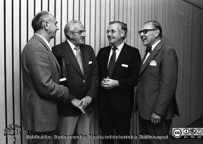 Svensk-amerikanskt infektionsläkarmöte 1976
Sjukhusfotograferna i Lund. Pärm Negativ, S/V. 1976. 132. Infektionskliniken, svensk-amerikansk infektionskonferens. Diskussion i en paus. Karl Emil Thulin längst till höger i bilden. De övriga delegaterna är inte identifierade. Från negativ.
Nyckelord: Lasarett;Lund;Universitet;Universitetsklinik;Universitetssjukhus;Infektion;Epidemiologi;Konferens;Symposium