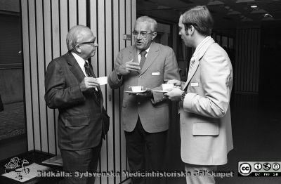 Svensk-amerikanskt infektionsläkarmöte 1976
Sjukhusfotograferna i Lund. Pärm Negativ, S/V. 1976. 132. Infektionskliniken, svensk-amerikansk infektionskonferens. Diskussion i en paus. Från negativ
Nyckelord: Lasarett;Lund;Universitet;Universitetsklinik;Universitetssjukhus;Infektion;Epidemiologi;Konferens;Symposium;Svensk-amerikanskt;Möte