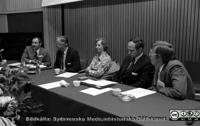 Svensk-amerikanskt infektionsläkarmöte 1976
Sjukhusfotograferna i Lund. Pärm Negativ, S/V. 1976. 132. Infektionskliniken, svensk-amerikansk infektionskonferens. Paneldeltagarna är inte kända. Från negativ.
Nyckelord: Lasarett;Lund;Universitet;Universitetsklinik;Universitetssjukhus;Infektion;Epidemiologi;Konferens;Symposium;Svensk-amerikanskt;Möte