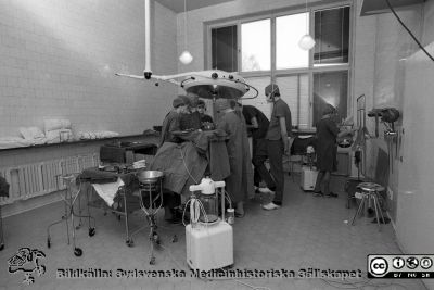 Operationssal på gamla kvinnoklinken, mars 1976
Sjukhusfotograferna i Lund. Pärm Negativ, S/V. 1976.	38. Kvinnokliniken var just på väg att flytta till nya lokaler. Från negativ. 
Nyckelord: Lasarett;Lund;Universitet;Universitetssjukhus;USiL;Klinik;Kvinnoklinik;Gynekologi;Operation;Operationssal