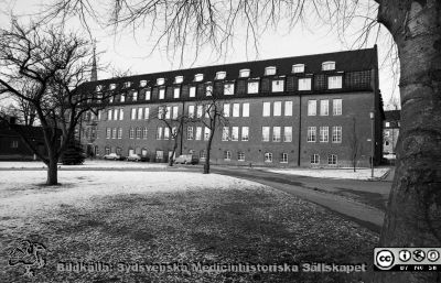 Söderfasaden på gamla kvinnnokliniken,
Sjukhusfotograferna i Lund. Pärm Negativ, S/V. 1976. 32. Söderfasaden på gamla kvinnnokliniken, nu på väg att tömmas när verksamheten flyttade till nyrenoverade lokaler i gamla ortopediska klinikens hus. Allhelgonakyrkan till vänster i bild. Från negativ. 
Nyckelord: Lasarettet;Lund;Universitet;Universitetssjukhus;USiL;Kvinnoklinik;Gynekologisk;BB;KK;Orienteringstavla