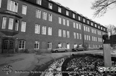 Söderfasaden på gamla kvinnnokliniken,
Sjukhusfotograferna i Lund. Pärm Negativ, S/V. 1976. 32. Söderfasaden på gamla kvinnnokliniken, nu på väg att tömmas när verksamheten flyttade till nyrenoverade lokaler i gamla ortopediska klinikens hus. Professor Elis Essen-Möller på statyn till höger i bild. Från negativ. 
Nyckelord: Lasarettet;Lund;Universitet;Universitetssjukhus;USiL;Kvinnoklinik;Gynekologisk;KK;BB;Staty