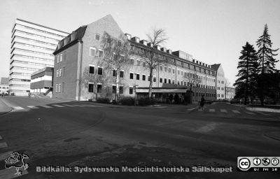 Nya kvinnokliniken (tidigare ortopediska kliniken) från sydväst
Sjukhusfotograferna i Lund. Pärm Negativ, S/V. 1976. 32. Nya kvinnokliniken (tidigare ortopediska kliniken) från sydväst. Centralblocket i bakgrunden och lasarettskiosken hitom kvinnokliniken. Från negativ. 
Nyckelord: Lasarettet;Lund;Universitet;Universitetssjukhus;USiL;Centralblock;Kvinnoklinik;Gynekologisk;Obstetrik;KK;BB;Förlossning