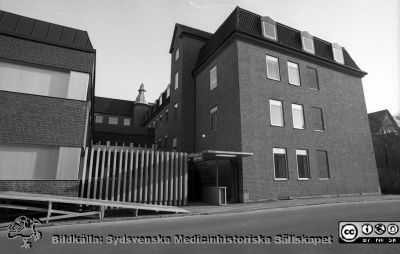 Nya kvinnoklinikens fasad mot öronkliniken 1976
Sjukhusfotograferna i Lund. Pärm Negativ, S/V. 1976. 32.  Byggnaden var tidigare ortopedisk klinik, med huvudingång bakom de nybyggda delarna i bildens mitt och vänstra halva (dvs under det lilla tornet). Från negativ. 
Nyckelord: Lasarettet;Lund;Universitet;Universitetssjukhus;USiL;Orotopedisk;Obstetrik;Gynekologisk;Kvinnoklinik;Förlossning;BB;KK