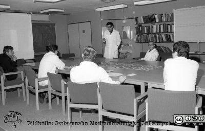 Sammanträde på kirurgiska kliniken i Lund
Sjukhusfotograferna i Lund. Pärm Negativ, S/V. 1976. 14. Professor Stig Bengmark stående, doc. Göran Göransson sittande på samma sida bordet. Sittande på bordets hitsida från vänster doc. Bo Eklöf, sukvårdsdirektör Åke Haeggström, dr. Stig Ingemansson, kanske dr. Gunnar Plate? Från negativ. 
Nyckelord: Lund;Lasarett;Universitet;Universitetssjukhus;USiL;Kirurgisk;Klinik;Sammanträde;Administration;Sjukvärdsdirektör;Konferens