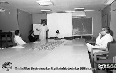 Sammanträde på kirurgiska kliniken i Lund
Sjukhusfotograferna i Lund. Pärm Negativ, S/V. 1976. 14. Sammanträde på kirurgiska kliniken i Lund. Från vänster sjukvårdsdirektör Åke Haeggström, docent Bo Eklöf, professor Stig Bengmark och docent Göran Göransson. Från negativ. 
Nyckelord: Lund;Lasarett;Universitet;Universitetssjukhus;USiL;Kirurgisk;Klinik;Sammanträde;Administration;Sjukvärdsdirektör;Konferens