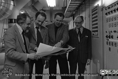 Lasarettet i Lund 1976. Driftschefen och medarbetare
Sjukhusfotograferna i Lund. Pärm Osort, 76. Från vänster driftschefen, medicinteknikingenjören Mark Blomberg, VVS-ingenjören Simon Visser, byggnadsingenjör Per Svensson, maskinchefen Henning Göransson. Foto 1976. Från negativ
Nyckelord: Lasarett;Lund;Universitet;Universitetsklinik;Universitetssjukhus;Drift;Ingejör;MTA;Medicinsk;Teknik;Teknisk;Avdelning
