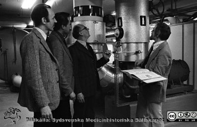 Lasarettet i Lund 1976. Driftschefen och medarbetare
Sjukhusfotograferna i Lund. Pärm Osort, 76. Från vänster VVS-ingenjören Simon Visser,  byggnadsingenjör Per Svensson, maskinchefen Henning Göransson, driftschefen,  medicinteknikingenjören Mark Blomberg. Foto 1976. Från negativ
Nyckelord: Lasarett;Lund;Universitetsklinik;Universitet;Universitetssjukhus;MTA;Medicinsk;Teknik;Teknisk;Avdelning