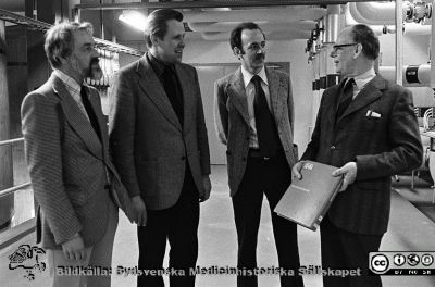 Lasarettet i Lund 1976. Driftschefen och medarbetare
Sjukhusfotograferna i Lund. Pärm Osort, 76. Från vänster driftschefen, medicinteknikingenjören Mark Blomberg, byggnadsingenjör Per Svensson, VVS-ingenjören Simon Visser, maskinchefen Hening Göransson. Foto 1976. Från negativ
Nyckelord: Lasarett;Lund;Universitetsklinik;Universitetssjukhus;MTA;Medicinsk;Teknik;Drift;Teknisk;Avdelning