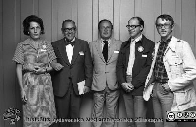 Infektionsläkare i Lund 1976
Sjukhusfotograferna i Lund. Pärm Osort, 76. Från vänster Karin Norlin, Karl Emil Thulin, Bo Ursing, Sven Åke Hedström och Jean-Henrik Braconier. Kokarderna och namnskyltarna markerar att de ansvarat för en kongress eller liknande. Från negativ
Nyckelord: Lasarett;Lund;Universitet;Universitetsklinik;Universitetssjukhus;Infektion;Epidemiologi;Klinik;Kongress;Möte