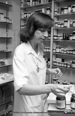 Lasarettet i Lund 1976. En sköterska delar ut medicin vid ett medicinskåp
Sjukhusfotograferna i Lund. Pärm Osort, 76. Omärkt bild. Sköterskan är inte identifierad. Från negativ
Nyckelord: Lasarett; Lund; Universitet; Universitetssjukhus; USiL; Medicin; Medicinskåp; Utdelning