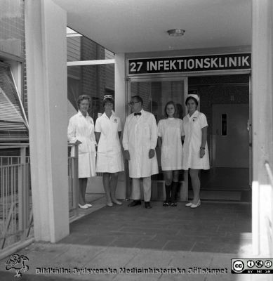 Infektionskliniken, professor Karl Emil Thulin, 4/9, 1969, med sköterskor
Sjukhusfotograferna i Lund. Pärm Diverse tagningar. 1971, 1972, 1973.  Från vänster Anna-Greta Martinsson, syster Thyra, prof. Karl Emil Thulin, två okända. Från negativ
Nyckelord: Lasarett;Lund;Universitet;Universitetsklinik;USiL;Infektion;Epidemi;Klinik