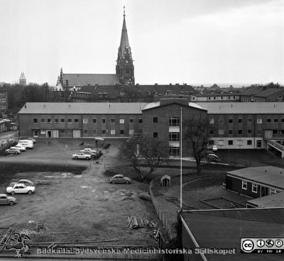  Infektionsklinikens fasad mot norr 1968
Sjukhusfotograferna i Lund. Pärm Diverse tagningar. 1971, 1972, 1973. Fotografen har stått högt upp på dåvarande barnkliniken. Allhelgonakyrkan i bakgrunden. Barndaghemmet Röda Stugan till höger i bild. Från negativ
Nyckelord: Lasarett;Lund;Universitet;Universitetsklinik;Universitetssjukhus;USiL;Infektion;Epidemi;Klinik