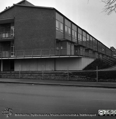 Infektionskliniken 1968
Sjukhusfotograferna i Lund. Pärm Diverse tagningar. 1971, 1972, 1973. Infektionsklinikens gavel mot väster och fasad mot söder med individuella ingångar med sluss till varje patientrum. Från negativ
Nyckelord: Lasarett;Lund;Universitet;Universitetsklinik;Universitetsklinik;Universitetssjukhus;USiL;Epidemi;Epidemiologi;Infektion