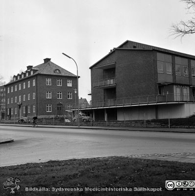 Infektionskliniken i Lund 1968
Sjukhusfotograferna i Lund. Pärm Diverse tagningar. 1971, 1972, 1973. Infektionsklinikens västfasader mot Getingevägen. Från negativ
Nyckelord: Lasarett;Lund;Universitet;Universitetsklinik;Universitetssjukhus;USiL;Infektion;Epidemiologi