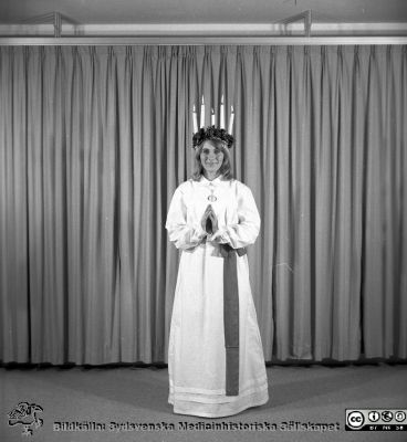  Lucia, 1972
Sjukhusfotograferna i Lund. Pärm Diverse tagningar. 1971, 1972, 1973. Från negativ
Nyckelord: Lasarett;Lucia;Lund;Universitetssjukhus;USiL