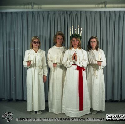 Lucia, 1972
Sjukhusfotograferna i Lund. Pärm Diverse tagningar. 1971, 1972, 1973. Från negativ
Nyckelord: Lasarett;Lucia;Universitetssjukhus;USiL;Lund