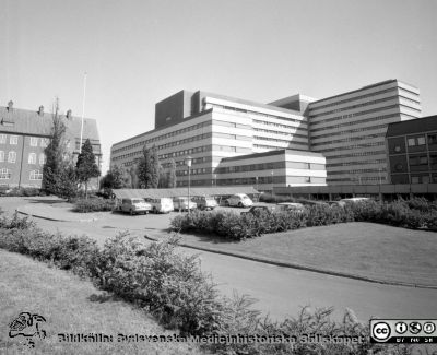 Lasarettet i Lund i juli 1971
Sjukhusfotograferna i Lund. Pärm Diverse tagningar. 1971, 1972, 1973. Omärkt bild. Nya centralblocket från nordväst, färdigt 1968. Till vänster gamla folkskoleseminariet. Till höger adminstrationsbyggnaden. Från negativ
Nyckelord: Lasarett;Lund;Universitetssjukhus;USiL