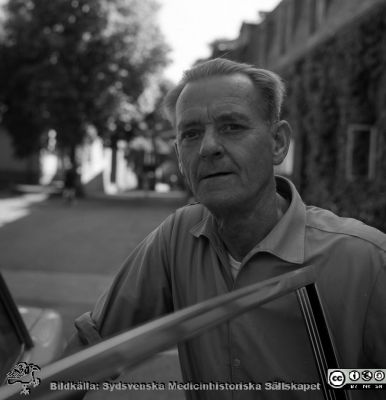 Verkmästare Gunnar Crona (1905 - 1976)
Sjukhusfotograferna i Lund. Pärm Diverse tagningar. 1971, 1972, 1973. Omärkt bild. Foto utanför dåvarande verkstäderna på södra lasarettsområdet, dvs rimligen c:a 1970. Från negativ
Nyckelord: Lasarett;Lund;USiL;Universitetssjukhus;Verkstad;MTA