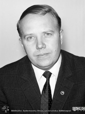 Avdelningsföreståndare Lars-Åke Malmberg 1971
Sjukhusfotograferna i Lund. Pärm Diverse tagningar. 1971, 1972, 1973. Fotografering för aktuell inf. Febr, 1971. Lars-Åke Malmberg. Avl. förest. Från negativ. 
Nyckelord: Lasarett;Lund;Universitet;Universitetssjukhus;USiL;Administration