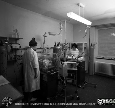  Nyfödda barn i kuvöser på barnkliniken den 5 januari, 1971
Sjukhusfotograferna i Lund. Pärm Diverse tagningar. 1971, 1972, 1973.Från negativ
Nyckelord: Lund;Lasarett;Universitetssjukhus;USiL;Pediatrik;Neonatalavdelning;Barn;Barnklinik