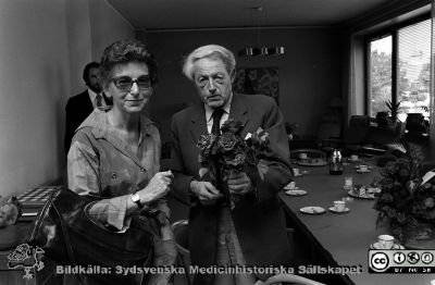 Från avtackningen av docent Stig Tejning 1979-0626
Sjukhusfotograferna i Lund. Pärm Negativ 1979:2. Kanske Birgitta Haeger-Aronsen som hyllar docent Stig Tejning, yrkesmedicinska kliiniken i Lund 79-06-26. Från negativ.
Nyckelord: Lasarettet;Lund;Universitetssjukhus;USiL;Yrkesmedicinsk;Klinik;Avtackning;Pensionering;Pensionering