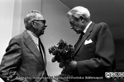 Docent Stig Tejning avtackas av landstingsrådet Torsten Andrée
Sjukhusfotograferna i Lund. Pärm Negativ 1979:2. Från avtackningen av docent Stig Tejning, yrkesmedicinska kliiniken 79-06-26.Stig Tejning till Höger och  landstingsrådet Torsten Andrée till vänster.  Från negativ.
Nyckelord: Lasarettet;Lund;Universitetssjukhus;USiL;Yrkesmedicinsk;Klinik;Avtackning;Pensionering;Politiker