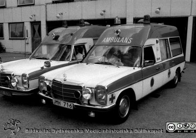 Ambulanser i Lund 1979
Sjukhusfotograferna i Lund. Pärm Negativ, 1979:2. 96. Ambulanser, 79-06-21. Från negativ. 
Nyckelord: Lasarettet;Lund;Universitetssjukhus;USiL;Ambulans;Transport;Sjuktransport