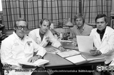 Fetoskopi-teamet på kvinnokliniken i Lund 1979
Sjukhusfotograferna i Lund. Pärm Negativ, 1979:2. 101.  Fetoscope-team, foto: 79-07-17 på kvinnokliniken. Från vänster Per Strömberg (senare disputerad 1983-03-01), Lars Löfberg (senare disputerad 1984-06-01), docent Björn Gustavii och Eric Cordesius (senare disputerad 1980-12-01). Från negativ. 

Nyckelord: Lasarettet;Lund;Universitetssjukhus;USiL;KK;BB;Kvinnoklinik;Obstetrik;Fetoskopi;Biopsi