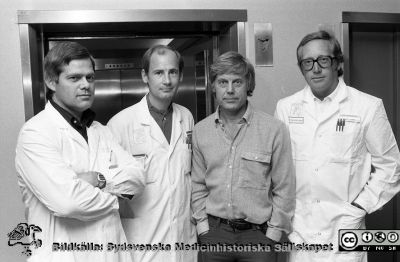 Fetoskopiteamet på kvinnokliniken i Lund 1979
Sjukhusfotograferna i Lund. Pärm Negativ, 1979:2. 101.  Fetoscope-team, foto: 79-07-17 på kvinnokliniken i Lund. Från vänster Erik Cordesius, Lars Löfberg, Björn Gustavii och Per Strömberg. Se också bild SMHS13741. Från negativ. 
Nyckelord: Lasarettet;Lund;Universitetssjukhus;USiL;KK;BB;Kvinnoklinik;Obstetrik