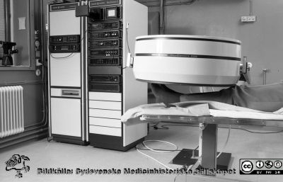 En gammakamera 1979
Sjukhusfotograferna i Lund. Pärm Negativ, 1979:2. 125. Foto för Ebbe Cederkvist på onkologiska kliniken 79-10-03. Gammakameran GE Maxicamera som togs i drift cirka 1976, en stor bjässe med det dittills största bildfältet. Den kallades ”frukostbordet”  bland personalen. Från negativ. 
Nyckelord: Lasarettet;Lund;Universitetssjukhus;USiL;Onkologi;Radiologi;Laboratorium;Klinisk;Fysiologi